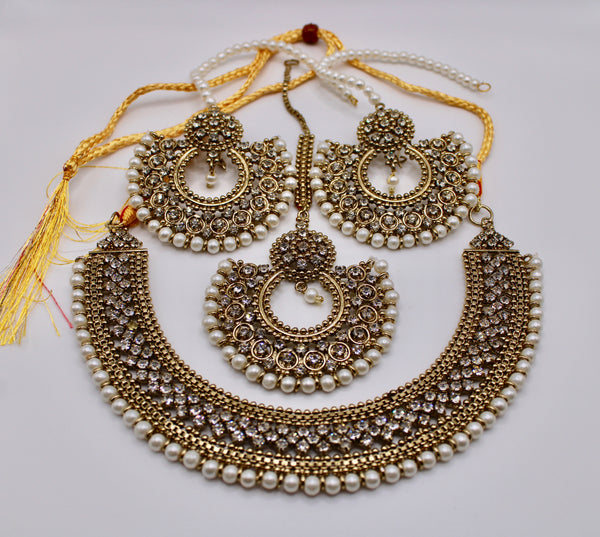 Gold-Plated Necklace Set With Faux Pearl Detailing - E108