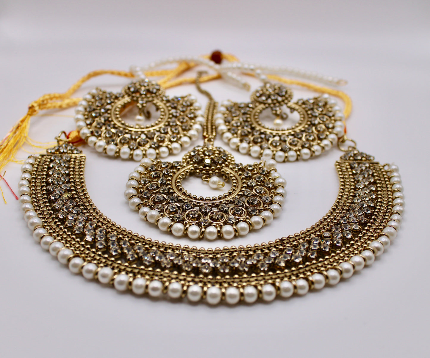 Gold-Plated Necklace Set With Faux Pearl Detailing - E108